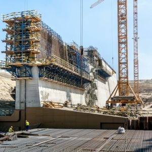 1. L-vormige sluiswanden in aanbouw, foto: Doka