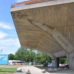 Gevels Aula TU Delft (archtitect Vand den Broek/Bakema, 1966, 51 jaar oud). Opinie; fraai betonpatina. Foto Henk Oude Kempers