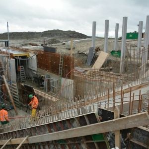 Nieuw gemaal in zeedijk bij Marrum volledig in het werk gestort