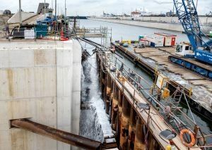 Deurkas binnenhoofd Zeesluis IJmuiden onder water